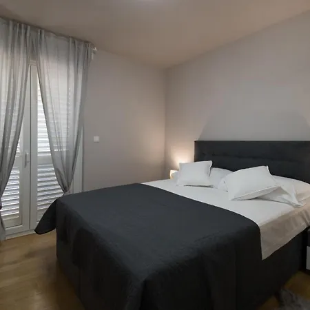 Elegant & Spacious 110m2 Luxury With 3br & Pool At Ciovo - Fiorentini * טרוגיר