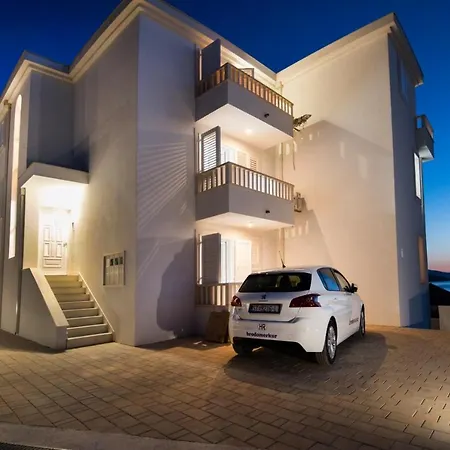 Elegant & Spacious 110m2 Luxury With 3br & Pool At Ciovo - Fiorentini דירה