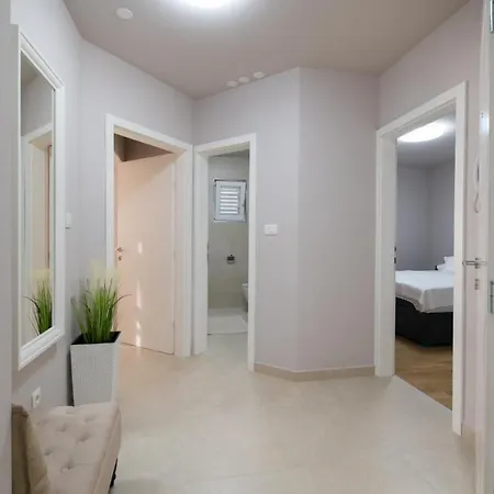 Elegant & Spacious 110m2 Luxury With 3br & Pool At Ciovo - Fiorentini * טרוגיר