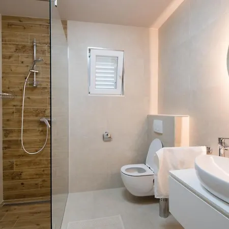 Elegant & Spacious 110m2 Luxury With 3br & Pool At Ciovo - Fiorentini טרוגיר