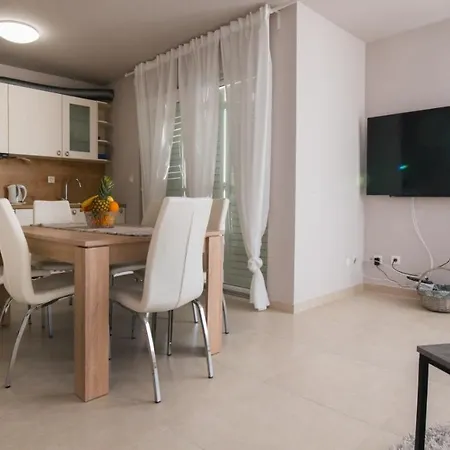 דירה Elegant & Spacious 110m2 Luxury With 3br & Pool At Ciovo - Fiorentini טרוגיר