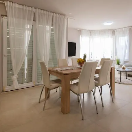 דירה Elegant & Spacious 110m2 Luxury With 3br & Pool At Ciovo - Fiorentini טרוגיר