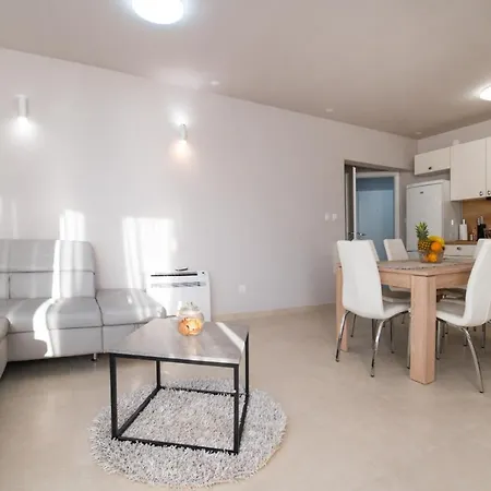 Elegant & Spacious 110m2 Luxury With 3br & Pool At Ciovo - Fiorentini דירה טרוגיר