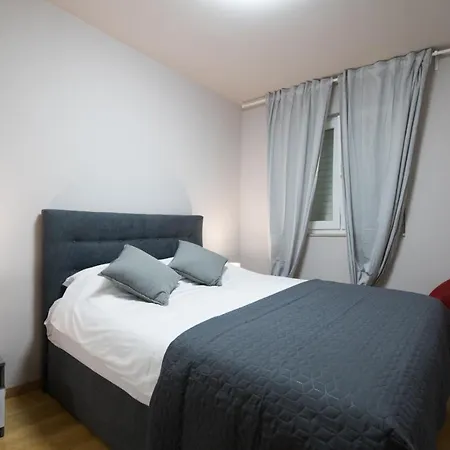 Elegant & Spacious 110m2 Luxury With 3br & Pool At Ciovo - Fiorentini טרוגיר